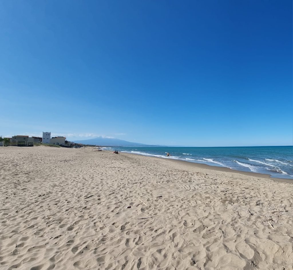🇮🇹 Italiano Spiaggia tranquilla e sabbiosa ad Agnone Bagni con cielo limpido e mare calmo. 🇬🇧 English Peaceful sandy beach in Agnone Bagni with clear blue sky and gentle waves. 🇩🇪 Deutsch Weitläufiger Sandstrand bei Agnone Bagni mit ruhigem Meer und klarem Himmel. 🇫🇷 Français Plage calme à Agnone Bagni, sable fin et ciel dégagé sur la côte sicilienne. 🇨🇿 Čeština Tichá pláž s jemným pískem a čistou oblohou v Agnone Bagni, Sicílie. 🇧🇬 Български Спокойен пясъчен плаж с ясно небе и тихо море в Аньоне Бани. 🇵🇱 Polski Cicha plaża z drobnym piaskiem i błękitnym niebem w Agnone Bagni, Sycylia. 🇧🇷 Português (BR) Praia silenciosa de areia clara e céu azul em Agnone Bagni, Sicília. 🇹🇷 Türkçe Agnone Bagni’de sessiz ve huzurlu kumsal, açık gökyüzü ve sakin denizle buluşuyor. 🇬🇷 Ελληνικά Ήσυχη αμμώδης παραλία στην Agnone Bagni με καθαρό ουρανό και γαλήνια θάλασσα. 🇵🇹 Português (PT) Praia tranquila de areia dourada em Agnone Bagni, com céu limpo e mar calmo. 🇪🇸 Español Playa tranquila de arena fina en Agnone Bagni, con cielo azul y mar en calma.