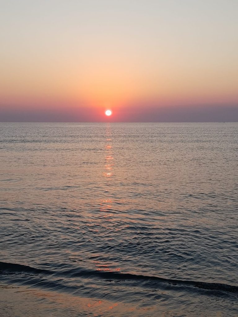 Tramonto sulla spiaggia della Sicilia orientale ad Agnone Bagni, vicino all'alloggio turistico - Sunset on the eastern Sicily beach in Agnone Bagni, near the holiday rental