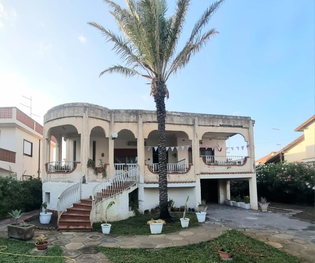 🇮🇹 IT Villa con terrazza, scala esterna e ampio spazio pavimentato in stile mediterraneo 🇬🇧 EN Mediterranean-style villa with terrace, external stairs and spacious paved courtyard 🇩🇪 DE Villa im mediterranen Stil mit Terrasse, Außentreppe und großem gepflastertem Hof 🇫🇷 FR Villa de style méditerranéen avec terrasse, escalier extérieur et grande cour pavée 🇨🇿 CZ Vila ve středomořském stylu s terasou, venkovním schodištěm a dlážděným dvorem 🇧🇬 BG Вила в средиземноморски стил с тераса, външни стълби и павиран двор 🇵🇱 PL Willa w stylu śródziemnomorskim z tarasem, schodami zewnętrznymi i wybrukowanym dziedzińcem 🇧🇪 NL Mediterrane villa met terras, buitentrap en ruime betegelde binnenplaats 🇹🇷 TR Teraslı, dış merdivenli ve geniş taş kaplı avlulu Akdeniz tarzı villa 🇬🇷 GR Βίλα μεσογειακού στυλ με βεράντα, εξωτερική σκάλα και ευρύχωρη πλακόστρωτη αυλή 🇵🇹 PT Moradia de estilo mediterrânico com terraço, escada exterior e pátio pavimentado 🇪🇸 ES Villa de estilo mediterráneo con terraza, escalera exterior y amplio patio pavimentado