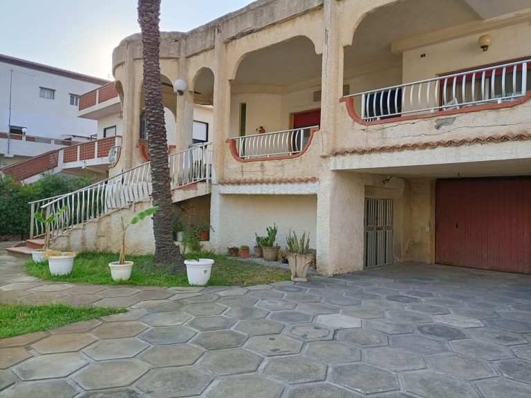 Lingua Testo 🇮🇹 IT Villa mediterranea con terrazza, giardino e ingresso indipendente in Sicilia 🇬🇧 EN Mediterranean villa with terrace, garden and private entrance in Sicily 🇩🇪 DE Mediterrane Villa mit Terrasse, Garten und privatem Eingang in Sizilien 🇫🇷 FR Villa méditerranéenne avec terrasse, jardin et entrée privée en Sicile 🇨🇿 CZ Středomořská vila s terasou, zahradou a soukromým vchodem na Sicílii 🇧🇬 BG Средиземноморска вила с тераса, градина и самостоятелен вход в Сицилия 🇵🇱 PL Willa śródziemnomorska z tarasem, ogrodem i prywatnym wejściem na Sycylii 🇧🇪 NL Mediterrane villa met terras, tuin en privé-ingang in Sicilië 🇹🇷 TR Sicilya'da teraslı, bahçeli ve özel girişli Akdeniz villası 🇬🇷 GR Μεσογειακή βίλα με βεράντα, κήπο και ιδιωτική είσοδο στη Σικελία 🇵🇹 PT Villa mediterrânica com terraço, jardim e entrada privada na Sicília 🇪🇸 ES Villa mediterránea con terraza, jardín y entrada privada en Sicilia