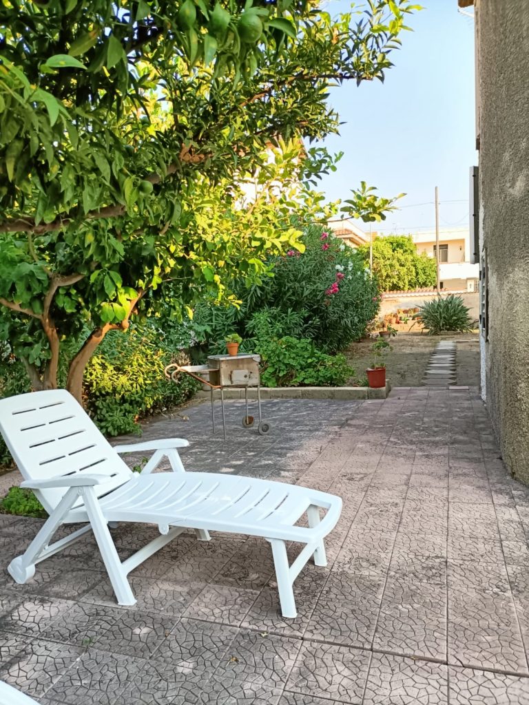🇮🇹 IT Area relax con sdraio, barbecue e alberi di agrumi nel retro della casa 🇬🇧 EN Relax area with sun lounger, homemade BBQ and citrus trees in the backyard 🇩🇪 DE Entspannungsbereich mit Sonnenliege, Grill und Zitrusbäumen hinter dem Haus 🇫🇷 FR Espace détente avec transat, barbecue artisanal et arbres d’agrumes à l’arrière 🇨🇿 CZ Odpočinková zóna s lehátkem, grilem a citrusovými stromy za domem 🇧🇬 BG Зона за отдих с шезлонг, барбекю и цитрусови дървета в задния двор 🇵🇱 PL Strefa relaksu z leżakiem, grillem i drzewkami cytrusowymi z tyłu domu 🇧🇪 NL Loungehoek met ligstoel, barbecue en citrusbomen in de achtertuin 🇹🇷 TR Arka bahçede şezlonglu, ev yapımı mangallı ve narenciye ağaçlı dinlenme alanı 🇬🇷 GR Χώρος χαλάρωσης με ξαπλώστρα, μπάρμπεκιου και εσπεριδοειδή στον πίσω κήπο 🇵🇹 PT Zona de relaxamento com espreguiçadeira, churrasqueira e árvores de citrinos nas traseiras 🇪🇸 ES Zona de relax con tumbona, barbacoa casera y árboles cítricos en la parte trasera