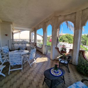 🇮🇹 IT Terrazza coperta con sedie e tavoli bianchi in stile mediterraneo 🇬🇧 EN Covered terrace with white chairs and tables in Mediterranean style 🇩🇪 DE Überdachte Terrasse mit weißen Tischen und Stühlen im mediterranen Stil 🇫🇷 FR Terrasse couverte avec chaises et tables blanches de style méditerranéen 🇨🇿 CZ Krytá terasa s bílým nábytkem ve středomořském stylu 🇧🇬 BG Покрита тераса с бели столове и маси в средиземноморски стил 🇵🇱 PL Zadaszony taras z białymi meblami w stylu śródziemnomorskim 🇧🇪 NL Overdekt terras met witte tafels en stoelen in mediterrane stijl 🇹🇷 TR Akdeniz tarzı beyaz masa ve sandalyelerle kapalı teras 🇬🇷 GR Σκεπαστή βεράντα με λευκά τραπέζια και καρέκλες σε μεσογειακό στυλ 🇵🇹 PT Terraço coberto com mesas e cadeiras brancas de estilo mediterrânico 🇪🇸 ES Terraza cubierta con mesas y sillas blancas de estilo mediterráneo
