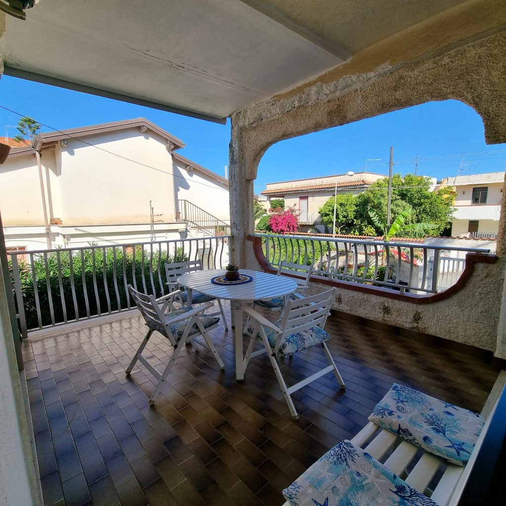 Lingua Testo 🇮🇹 IT Tavolo rotondo in legno bianco con sedie su terrazza mediterranea 🇬🇧 EN White wooden round table with chairs on Mediterranean terrace 🇩🇪 DE Weißer runder Holztisch mit Stühlen auf mediterraner Terrasse 🇫🇷 FR Table ronde blanche en bois avec chaises sur terrasse méditerranéenne 🇨🇿 CZ Bílý dřevěný kulatý stůl se židlemi na středomořské terase 🇧🇬 BG Бяла кръгла дървена маса със столове на средиземноморска тераса 🇵🇱 PL Biały okrągły stół z drewna z krzesłami na tarasie w stylu śródziemnomorskim 🇧🇪 NL Witte ronde houten tafel met stoelen op mediterraan terras 🇹🇷 TR Akdeniz terasında beyaz ahşap yuvarlak masa ve sandalyeler 🇬🇷 GR Λευκό ξύλινο στρογγυλό τραπέζι με καρέκλες σε μεσογειακή βεράντα 🇵🇹 PT Mesa redonda branca de madeira com cadeiras em terraço mediterrânico 🇪🇸 ES Mesa redonda blanca de madera con sillas en terraza mediterránea