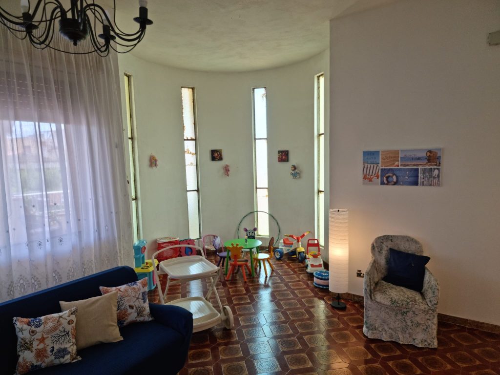 🇮🇹 IT Angolo giochi per bambini nel soggiorno con luce naturale 🇬🇧 EN Kids’ play area in the living room with natural light 🇩🇪 DE Spielecke für Kinder im Wohnzimmer mit Tageslicht 🇫🇷 FR Espace jeux pour enfants dans le salon avec lumière naturelle 🇨🇿 CZ Dětský koutek v obývacím pokoji se světlem z oken 🇧🇬 BG Детски кът в хола с естествена светлина 🇵🇱 PL Kącik zabaw w salonie z naturalnym oświetleniem 🇧🇪 NL Speelhoek voor kinderen in de woonkamer met daglicht 🇹🇷 TR Doğal ışıklı oturma odasında çocuk oyun alanı 🇬🇷 GR Χώρος παιχνιδιού για παιδιά στο σαλόνι με φυσικό φως 🇵🇹 PT Zona de brincadeira infantil na sala com luz natural 🇪🇸 ES Rincón de juegos infantiles en el salón con luz natural