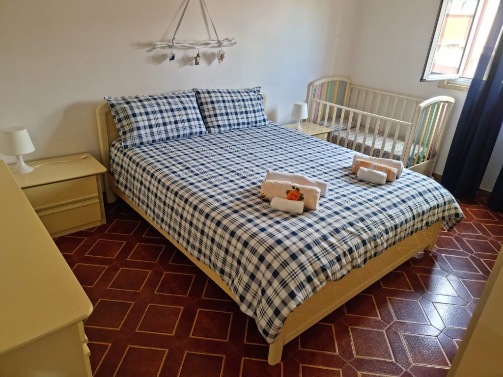 🇮🇹 IT Camera matrimoniale con culla e climatizzatore 🇬🇧 EN Double bedroom with baby crib and air conditioning 🇩🇪 DE Schlafzimmer mit Doppelbett, Babybett und Klimaanlage 🇫🇷 FR Chambre double avec lit bébé et climatisation 🇨🇿 CZ Ložnice s manželskou postelí, dětskou postýlkou a klimatizací 🇧🇬 BG Спалня с двойно легло, бебешко креватче и климатик 🇵🇱 PL Sypialnia z łóżkiem małżeńskim, łóżeczkiem dziecięcym i klimatyzacją 🇧🇪 NL Slaapkamer met tweepersoonsbed, kinderbedje en airco 🇹🇷 TR Klima sistemli çift kişilik yatak odası ve bebek beşiği 🇬🇷 GR Υπνοδωμάτιο με διπλό κρεβάτι, κούνια και κλιματιστικό 🇵🇹 PT Quarto com cama de casal, berço e ar condicionado 🇪🇸 ES Dormitorio con cama doble, cuna y aire acondicionado