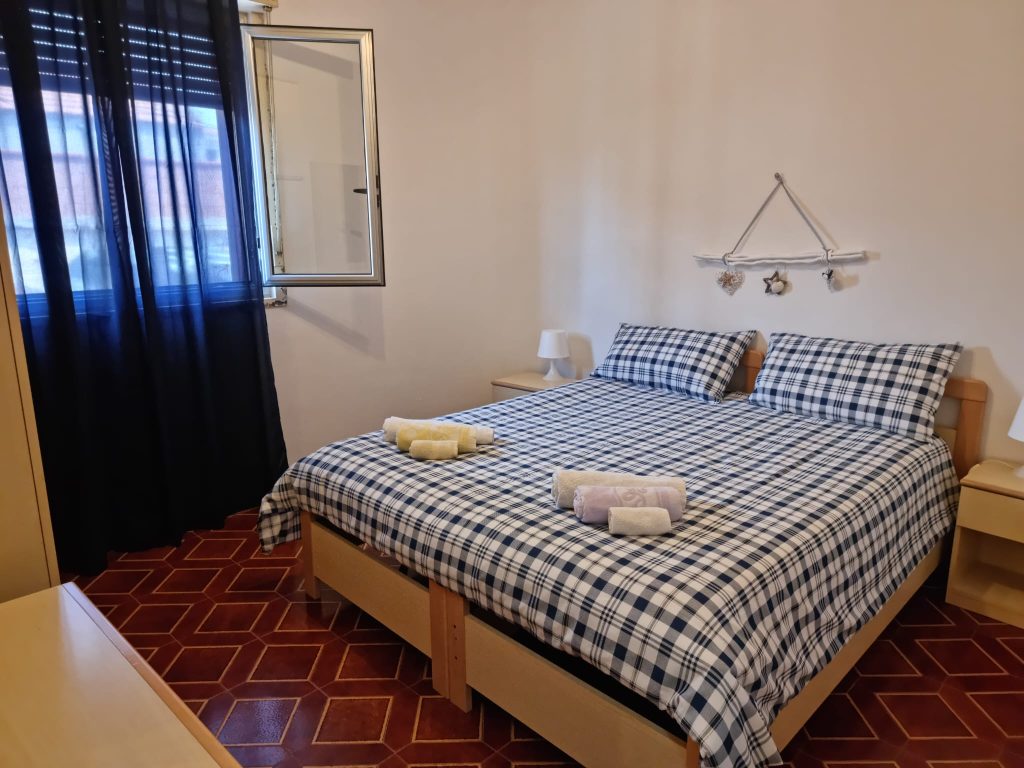 🇮🇹 IT Stanza con letto matrimoniale, climatizzatore e cassaforte 🇬🇧 EN Room with double bed, air conditioner and safe box 🇩🇪 DE Schlafzimmer mit Doppelbett, Klimaanlage und Safe 🇫🇷 FR Chambre avec lit double, climatisation et coffre-fort 🇨🇿 CZ Pokoj s manželskou postelí, klimatizací a trezorem 🇧🇬 BG Стая с двойно легло, климатик и сейф 🇵🇱 PL Pokój z podwójnym łóżkiem, klimatyzacją i sejfem 🇧🇪 NL Kamer met tweepersoonsbed, airco en kluis 🇹🇷 TR Çift kişilik yataklı, klima ve kasalı oda 🇬🇷 GR Δωμάτιο με διπλό κρεβάτι, A/C και χρηματοκιβώτιο 🇵🇹 PT Quarto com cama de casal, ar condicionado e cofre 🇪🇸 ES Habitación con cama doble, aire acondicionado y caja fuerte