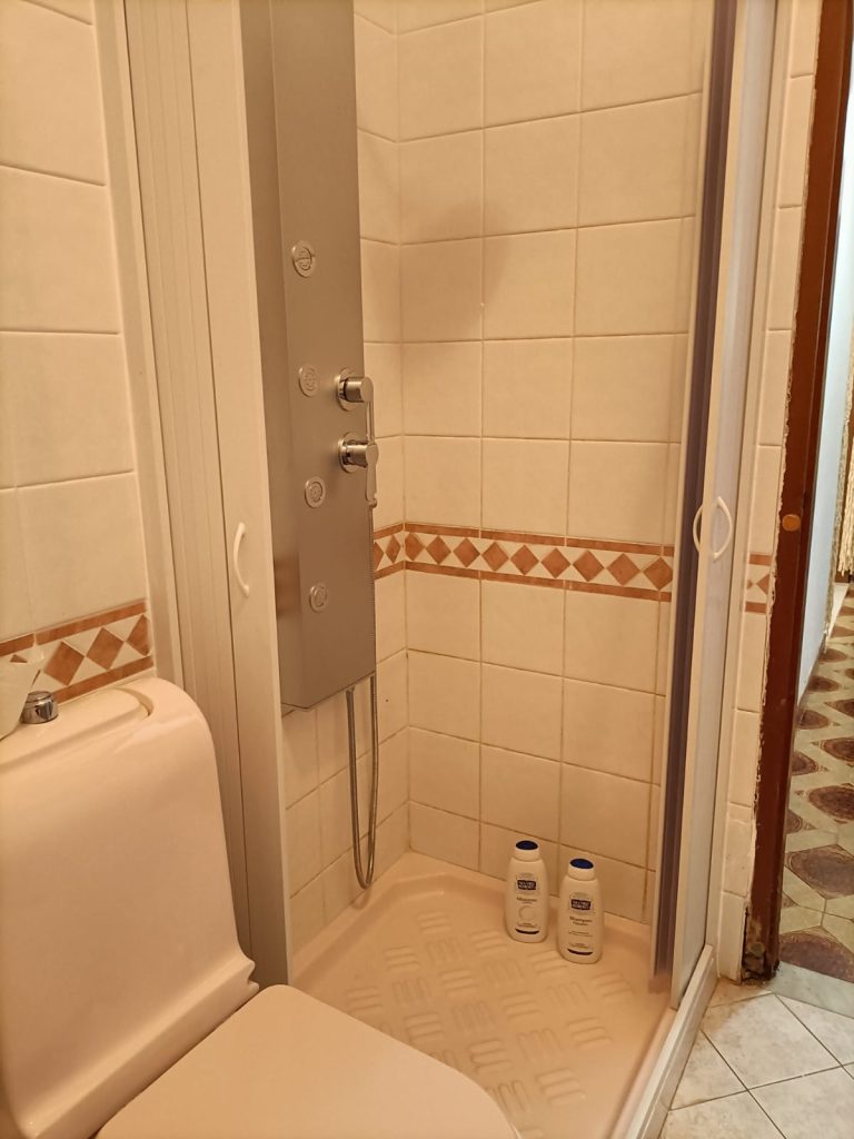 🇮🇹 IT Bagno con doccia a colonna multifunzione e piastrelle beige 🇬🇧 EN Bathroom with multifunctional column shower and beige tiles 🇩🇪 DE Badezimmer mit Duschsäule und beigefarbenen Fliesen 🇫🇷 FR Salle de bain avec colonne de douche multifonction et carrelage beige 🇨🇿 CZ Koupelna se sprchovým panelem a béžovým obkladem 🇧🇬 BG Баня с душ колона и бежови плочки 🇵🇱 PL Łazienka z kolumną prysznicową i beżowymi płytkami 🇧🇪 NL Badkamer met douchekolom en beige tegels 🇹🇷 TR Çok işlevli duş paneline sahip banyo ve bej fayanslar 🇬🇷 GR Μπάνιο με στήλη ντους και μπεζ πλακάκια 🇵🇹 PT Casa de banho com duche de coluna e azulejos bege 🇪🇸 ES Baño con ducha de columna multifunción y azulejos beige