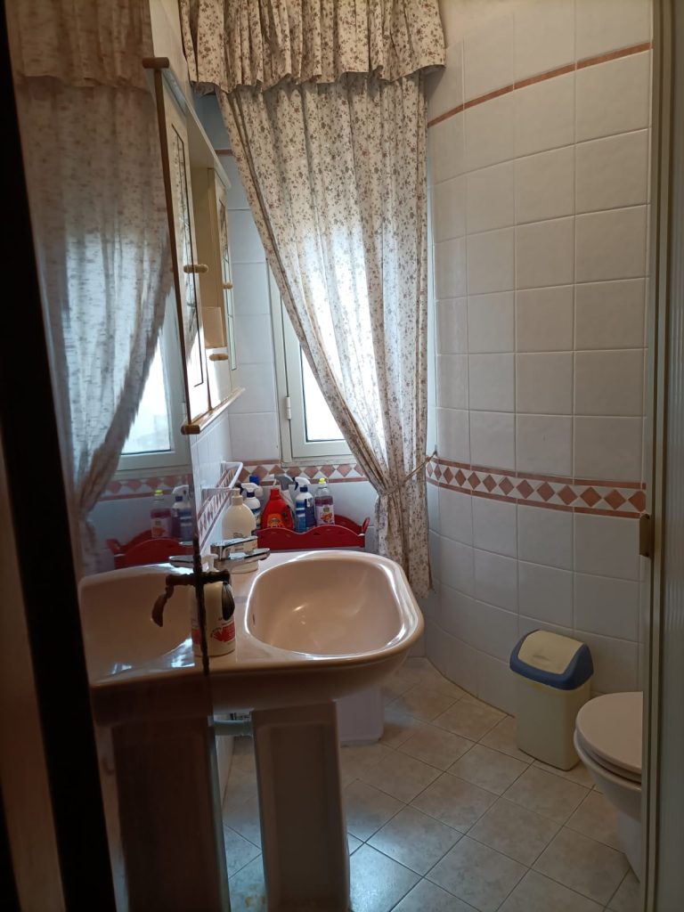 🇮🇹 IT Bagno compatto con lavabo, wc e finestra con tende 🇬🇧 EN Compact bathroom with sink, toilet and curtained window 🇩🇪 DE Kleines Bad mit Waschbecken, WC und Fenster mit Vorhängen 🇫🇷 FR Petite salle de bain avec lavabo, toilettes et fenêtre à rideaux 🇨🇿 CZ Malá koupelna s umyvadlem, toaletou a oknem se závěsem 🇧🇬 BG Компактна баня с мивка, тоалетна и прозорец с пердета 🇵🇱 PL Mała łazienka z umywalką, toaletą i zasłoną w oknie 🇧🇪 NL Kleine badkamer met wastafel, toilet en raam met gordijn 🇹🇷 TR Lavabo, tuvalet ve perdeli penceresiyle küçük banyo 🇬🇷 GR Μικρό μπάνιο με νιπτήρα, τουαλέτα και παράθυρο με κουρτίνα 🇵🇹 PT Casa de banho compacta com lavatório, sanita e janela com cortina 🇪🇸 ES Baño pequeño con lavabo, inodoro y ventana con cortina