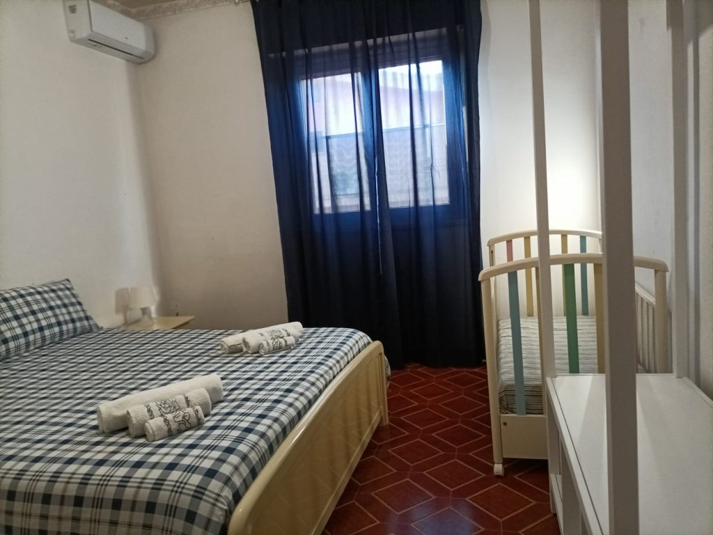 🇮🇹 IT Vista laterale della camera con letto, culla e tenda oscurante 🇬🇧 EN Side view of bedroom with bed, crib and blackout curtain 🇩🇪 DE Seitenansicht vom Schlafzimmer mit Bett, Babybett und Verdunkelungsvorhang 🇫🇷 FR Vue latérale de la chambre avec lit, lit bébé et rideau occultant 🇨🇿 CZ Boční pohled na ložnici s postelí, postýlkou a zatemňovacím závěsem 🇧🇬 BG Страничен изглед към спалнята с легло, кошарка и затъмняваща завеса 🇵🇱 PL Widok boczny sypialni z łóżkiem, łóżeczkiem i zasłoną zaciemniającą 🇧🇪 NL Zijaanzicht slaapkamer met bed, kinderbedje en verduisterend gordijn 🇹🇷 TR Yatak, bebek beşiği ve karartma perdesi ile yatak odası yan görünüm 🇬🇷 GR Πλευρική όψη υπνοδωματίου με κρεβάτι, κούνια και σκοτεινή κουρτίνα 🇵🇹 PT Vista lateral do quarto com cama, berço e cortina blackout 🇪🇸 ES Vista lateral del dormitorio con cama, cuna y cortina opaca
